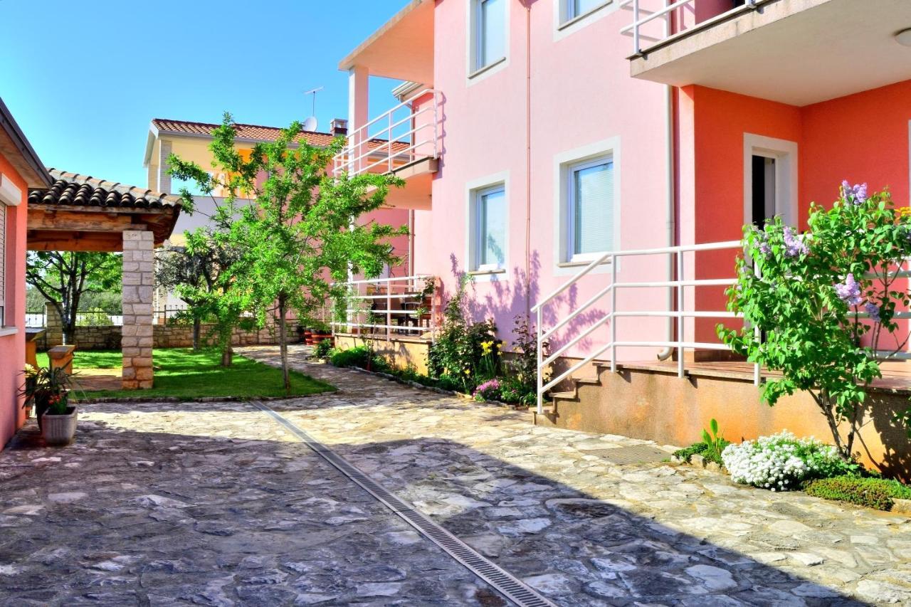 Apartment Domus Lauri Umago Esterno foto