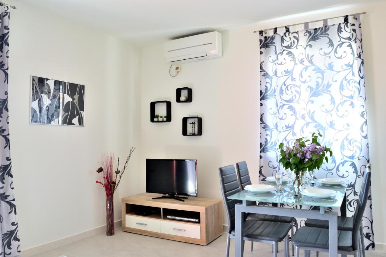 Apartment Domus Lauri Umago Esterno foto