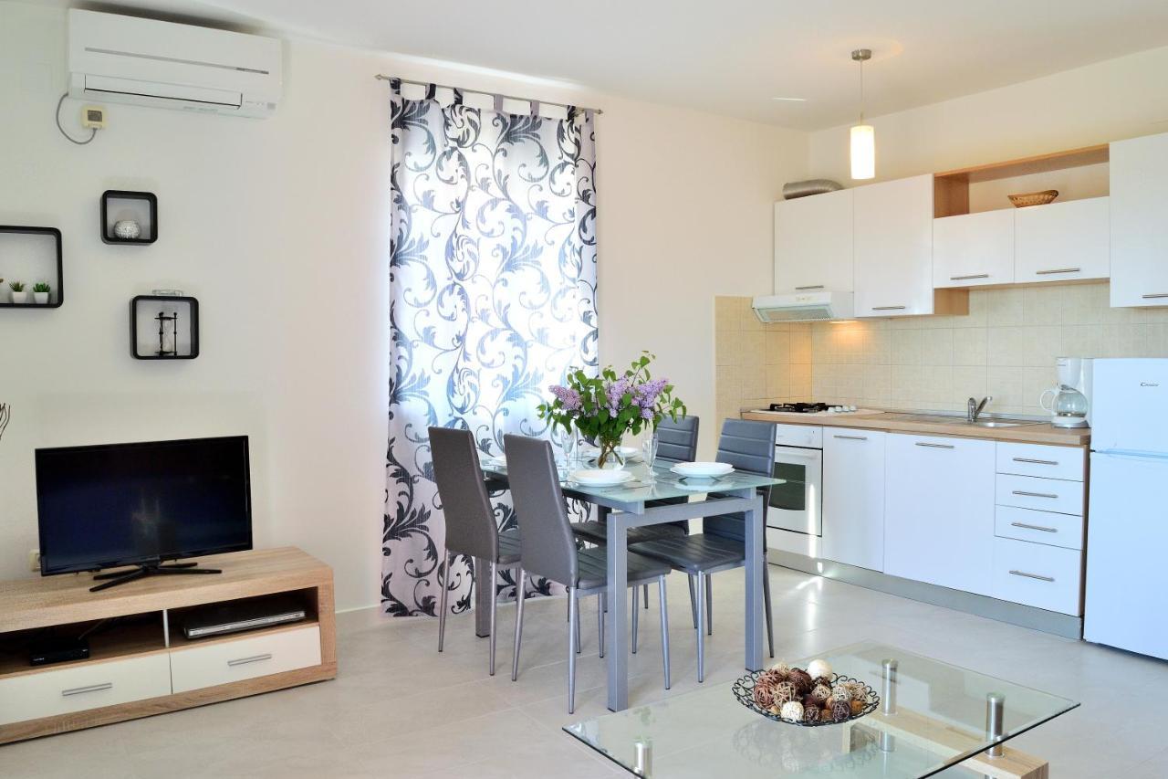 Apartment Domus Lauri Umago Esterno foto